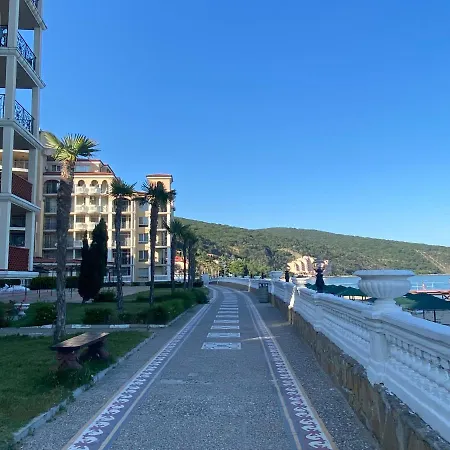 Atrium 402 Elenite One Bedroom Апартаменти *